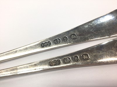 Lot 365 - Pair of Victorian Old English pattern basting spoons (Birmingham 1894), makers Elkington & Co Ltd, all at 10ozs, 31cm in overall length.