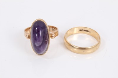 Lot 153 - 9ct gold amethyst cabochon ring and 9ct gold wedding ring