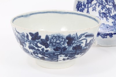 Lot 9 - A group of 18th century blue and white Worcester porcelain, including a Fence pattern bowl, another bowl, three saucers, a fluted cup and a tea bowl (7)