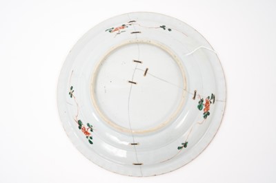 Lot 16 - A Chinese famille verte plate, Kangxi period, decorated with two courtesans in a garden, pie crust rim, 24cm diameter