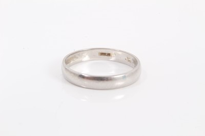 Lot 422 - Platinum wedding ring