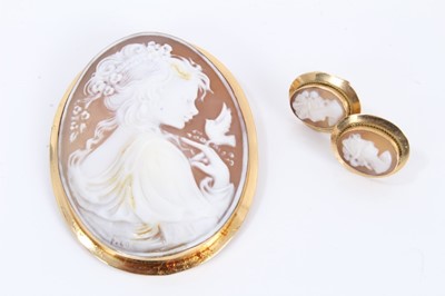 Lot 560 - Carved shell cameo, signed, in 18ct gold mount brooch mount, together with pair of cameo earrings