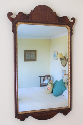 Lot 1252 - Late 19th century mahogany wall mirror in the Georgian style, with arched shaped cresting and gilt slip, 91cm x 56cm