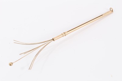 Lot 407 - Art Deco 9ct gold cocktail twizzler