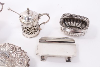 Lot 284 - Selection of miscellaneous late 19th/early 20th century silver and white metal, .