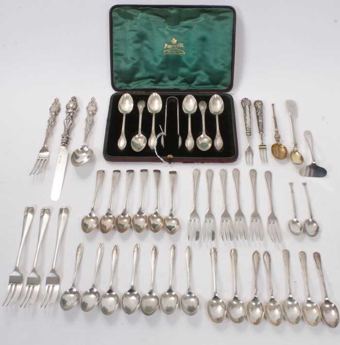 Lot 287 - Selection of miscellaneous silver flatware, including tea spoons, cake forks, etc.