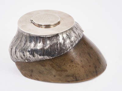 Lot 1115 - Edwardian silver mounted horse hoof inkwell engraved ' Kate 1895-1905' ( London 1905)