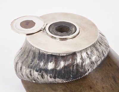 Lot 1115 - Edwardian silver mounted horse hoof inkwell engraved ' Kate 1895-1905' ( London 1905)