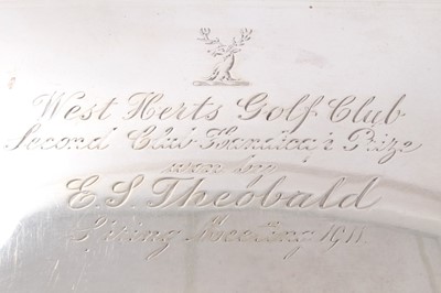Lot 309 - George V silver cigarette box of rectangular form, with engraved presentation inscription 'West Herts Golf Club, Second Club Handicap Prize Won by E. J. Theobald, Spring Meeting 1911', (London 1911...