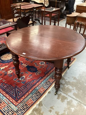 Lot 1372 - Victorian mahogany extending dining table with two additional leaves