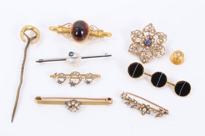 Lot 547 - Group of antique brooches to include a Victorian gold and cabochon garnet brooch (Birmingham 1899) Edwardian 14ct white gold seed pearl and sapphire bar brooch, five other antique gold and gem-set...