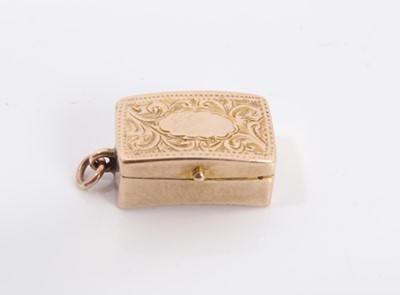 Lot 580 - 19th century gold miniature vinaigrette of hipped rectangular form, stamped 9c and sponsor's mark W.O. Approximately 16mm x 10mm.