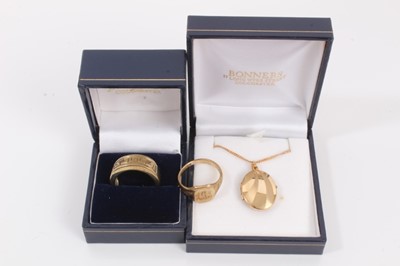 Lot 85 - 9ct gold Greek key design ring, 9ct gold signet ring with engraved initials and 9ct gold oval locket on 9ct gold chain