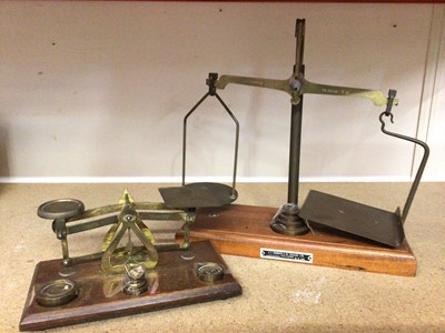 Lot 395 - Set of early 20th century brass postal scales and weights and other set (2)
