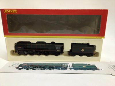 Lot 5 - Hornby OO Gauge Flying Scotsman set R1039, Brittania Class 7MT locomotive 70000 "Brittanai" BR 4-6-2, R2207 both boxed plus some boxed rolling stcok and accessoroies and three unboxed carriages and...