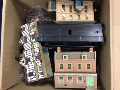 Lot 8 - Railway unboxed selection of OO Gauge rolling stock, carriage and accessories plus scratch built O Gauge locomotive (qty)