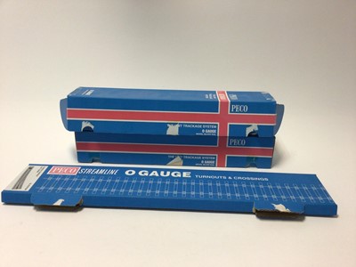 Lot 14 - Railway Peco O Gauge Set track ST725 standard curve boxed (x2), ST700 standard straight boxed (x3), curved turnout left hand SL-E 787 BH, boxed
