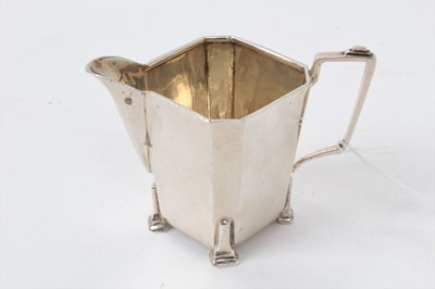 Lot 409 - A silver Art Deco style cream jug, by Adie Brothers, Birmingham, 1950.