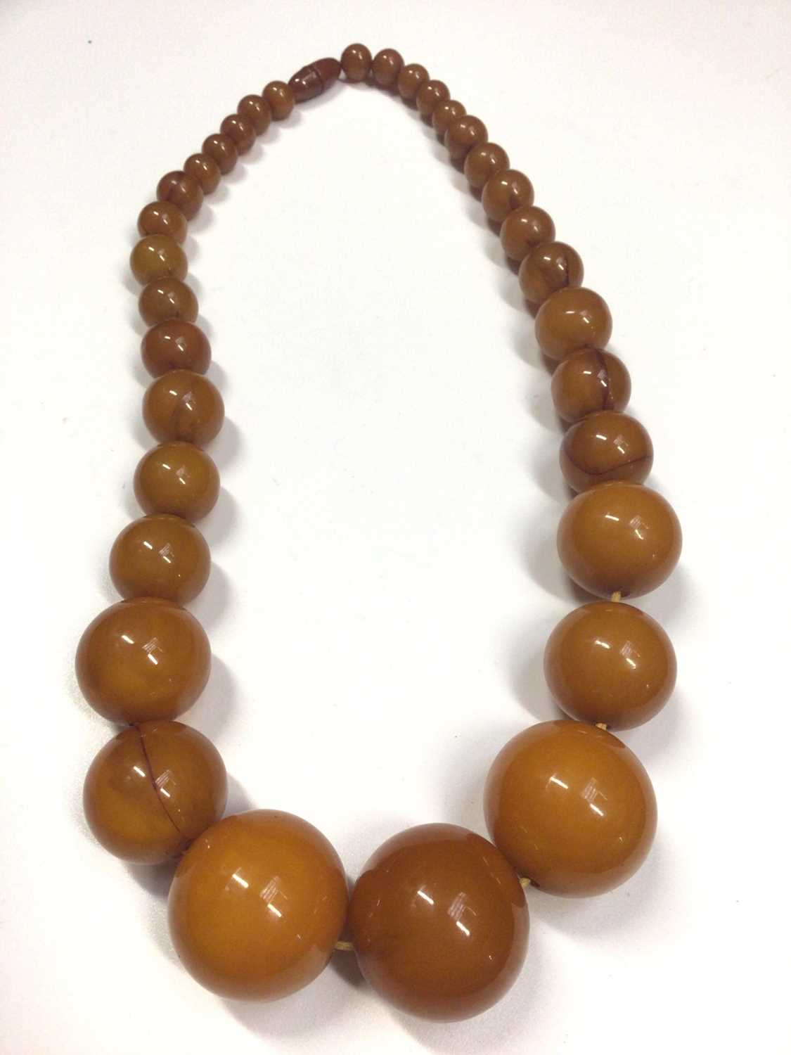 Lot 37 - Vintage simulated amber bead necklace