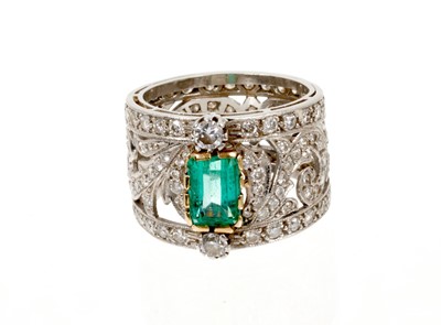 Lot 639 - Diamond and emerald ring