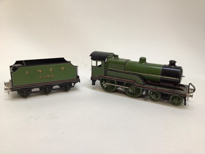 Lot 26 - Railway O Gauge locomotive and tender 4-4-0 LNER green livery No 4390