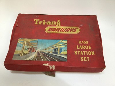 Lot 41 - Railway Triang OO Gauge selection of boxed accessories including R549 large station set R260 Girder Bridge Presentation Set, R81 Station set and others (QTY)