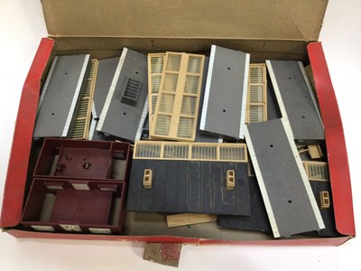 Lot 41 - Railway Triang OO Gauge selection of boxed accessories including R549 large station set R260 Girder Bridge Presentation Set, R81 Station set and others (QTY)
