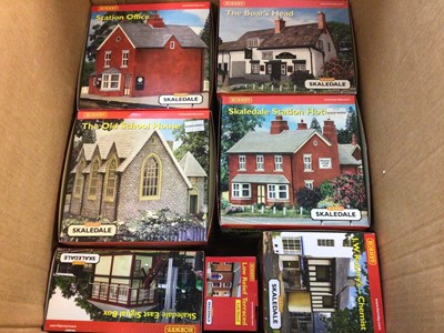 Lot 47 - Railway Hornby OO Gauge Skaedale a selection of 20 boxed models including Waiting Room, Hansons Bakery, Strawsons Warehouse, Corner Tarreace Off Licence and others (20)