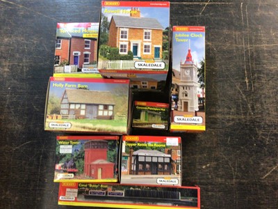 Lot 48 - Railway Hornby OO Gauge Skaledale a selection of boxed items including Hansons Bakery, Home Farm Bakery, Oast House, The Vicarage and others (30)