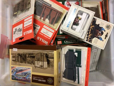 Lot 49 - Railway OO Gauge accessories including Skaledale, Sccenix, Bachmann and others plus 2x HM Power Controllers (boxed) and quantity of constructed buildings