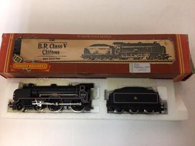 Lot 68 - Hornby OO gauge selection of boxed items including BR 4-4-0 Schools Class 'Clifton' R084, MR Compound No. 1000 R355, SR Locomotive Sir Dinadan R154, SR Battle of Britain Class Spitfire R374, Battle...