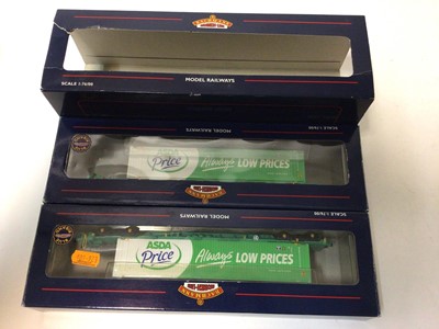 Lot 160 - Bachmann OO gauge selection of boxed rolling stock including multiple sets (14)