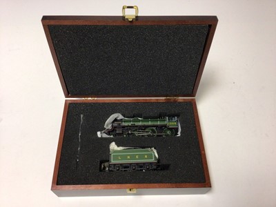 Lot 185 - Bachmann Limited Edition 1685/2000 OO gauge LNER green "Mayfowler" locomotive and tender, in presentation wooden box, plus certificate