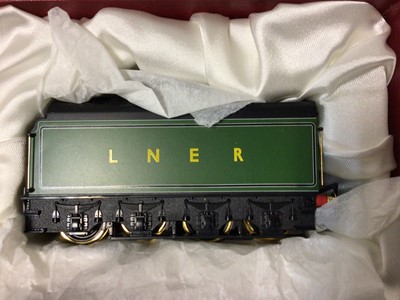 Lot 188 - Hornby Millenium Limited Edition 626/2000 OO Gauge Class A3 LNER green 4-6-2 locomotive and tender "Flying Scotsman" 103, boxed with certificate, R2146
