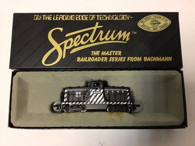 Lot 194 - Bachmann Spectrum Master Railroader Series GE 44 Ton Switcher "Santa Fe" 468 locomotive, plus three Baltimore and Ohio coaches 5482 No 89043, 5489 No 89045 & 5480 No 89042 with Baltimore and Ohio O...