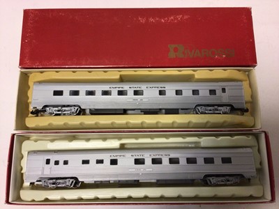 Lot 198 - Riga Rossi HOW gauge Empire State Express "John Jay" 1940 Grill (x2) No 6556, plus New York Central 1930 dining car 682 No 2813 together with two HO Herpa buses No 141765 and Bachmann Lilliputian H...