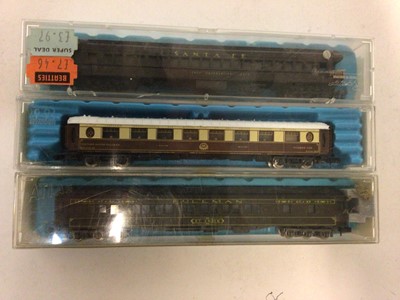 Lot 208 - Dapol N gauge Maunsell coaches composite 5140 & 6565 lined green Nos 2P-012-154 & 2P-012-075, Gresley Coach BR Maroon Nos 2P-011-074 & 2P-011-273, plus "Santa Fe2 3275 cafe observation cariage, "St...