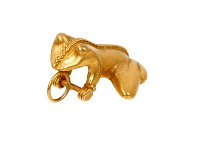 Lot 626 - Yellow metal/gilt metal frog pendant