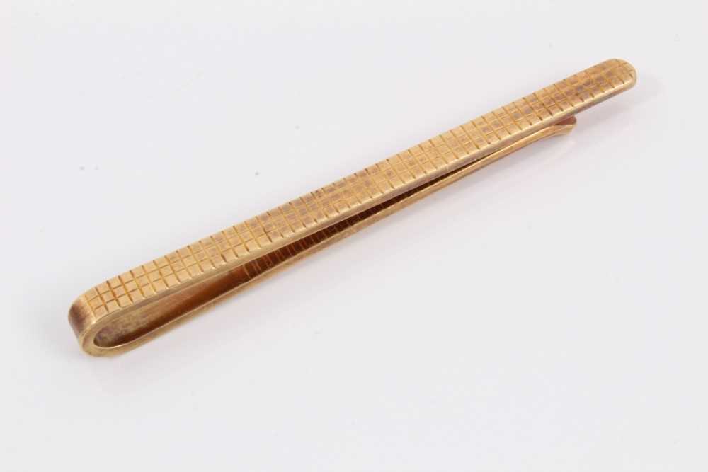 Lot 81 - 18ct gold tie clip, 62mm long