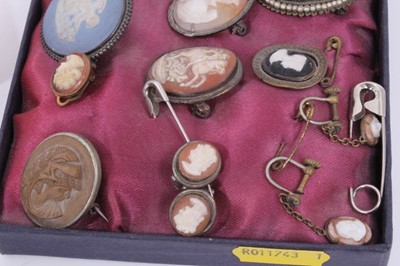 Lot 80 - Group of vintage cameo jewellery to include Italian carved lava cameo brooch, carved shell cameos, etc