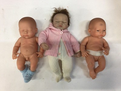 Lot 1812 - Reborn very small Ashton Drake 2006 plus two similar size dolls by Berenguer, two new born dolls by Berenguer with wrist bands.
