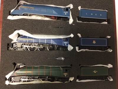 Lot 222 - Bachmann OO gauge Limited Edition 963/1000 set of 3 Class A4 locomotives and tenders 4-6-2 "Commonwealth of Australia", in BR green, BR blue and LNER blue, in presentation wooden box, certificate,...
