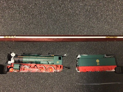 Lot 223 - Bachmann OO gauge Limited Edition 572/1000 KCR WD locomotive and tender, 2-8-0 "Austerity" No21, in Kowloon & Canton Railway (British Section) livery, in presentation wooden box, certificate, 32-25...