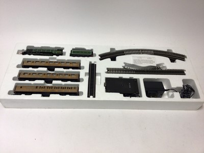 Lot 231 - Hornby OO gauge 4-6-2 Class A1 "Flying Scotsman" boxed train set with LNER green locomotive and tender 4472, two LNER teak composite coaces and one brake coach, plus accessories including play mat,...