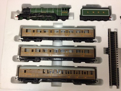 Lot 231 - Hornby OO gauge 4-6-2 Class A1 "Flying Scotsman" boxed train set with LNER green locomotive and tender 4472, two LNER teak composite coaces and one brake coach, plus accessories including play mat,...