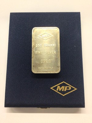 Lot 1011 - Silver 250g bar, in fitted case