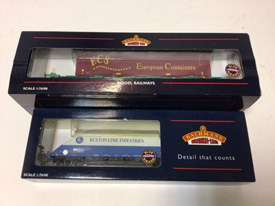 Lot 245 - Bachmann OO gauge rolling stock including Eutopean Containers (x4), Buxtun lime Industries (5), Tilcon, Speedlink (x2)plus others, boxed, togther with a selection of unboxed wagons (QTY)