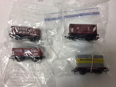 Lot 245 - Bachmann OO gauge rolling stock including Eutopean Containers (x4), Buxtun lime Industries (5), Tilcon, Speedlink (x2)plus others, boxed, togther with a selection of unboxed wagons (QTY)
