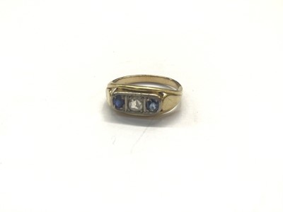 Lot 1015 - Sapphire and diamond three stone ring