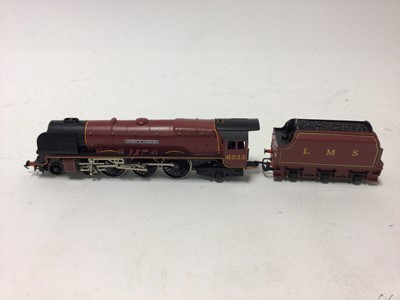 Lot 249 - Hornby OO gauge 4-6-2 Duchess Class "Duchess of Sutherland" locomotive and tender 6233, plus three carriages, all unboxed, R066